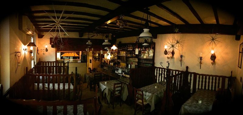 La sala calda con travi e lampade a stella