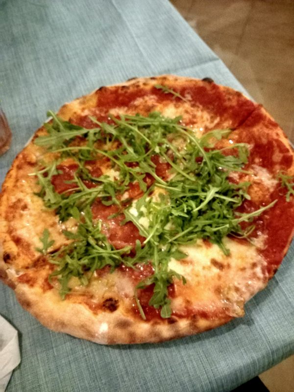 Pizza con salsiccia e rucola